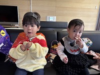 開発センターでおやつを食べている子ども