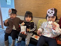 開発センターでおやつを食べている子ども