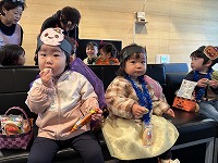 開発センターでおやつを食べている子ども