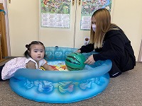 母と遊んでいる様子