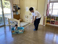 父と遊んでいる様子