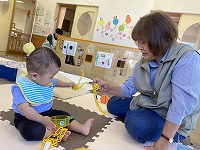 祖父母と遊んでいる様子
