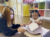 母と遊んでいる様子