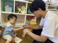 父と遊んでいる様子