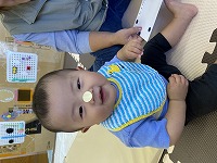 顔にシールを貼っている子ども