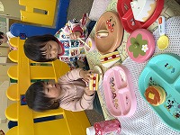 ままごとをしている子ども