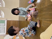 お人形さんで遊んでいる子ども達