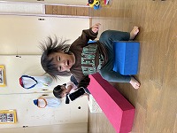 積み木で遊んでいる子ども