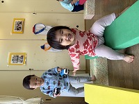 積み木で遊んでいる子ども