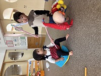 ぬいぐるみで遊んでいる子ども