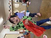 マントをつけている子ども