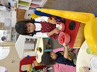 ままごと遊びで遊んでいる子ども達