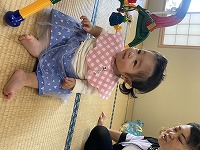 どのおもちゃで遊ぶか迷っている女の子