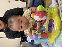 音の鳴るおもちゃで遊ぶ男の子