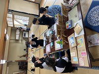 作業の手順を聞く保護者達