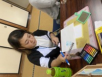 色を塗っているお母さん