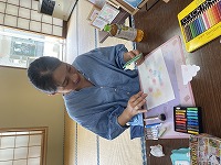 色を塗るお母さん
