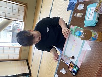 色を塗るお母さん