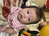 上手にうつ伏せをする女の子