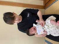 作品と一緒に写真を撮る親子