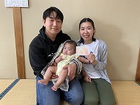 親子３人で作品と一緒に記念撮影