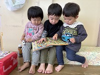 絵本を見ている子ども達