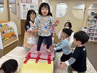 ハイハイマットで遊ぶ子ども達