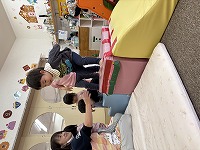 ジャンプしようとしている子ども