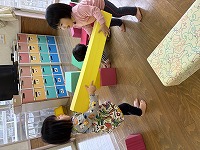 積み木で遊んでいる子ども達