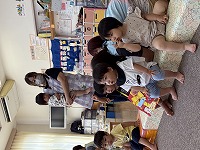 写真クイズを興味深そうに見ている子ども達