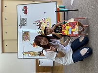お母さんと記念撮影している誕生児