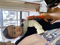 保育士に抱っこされている子ども