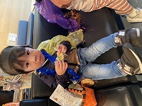 開発センターでおやつを食べている子ども