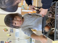 トングで遊ぶ子ども