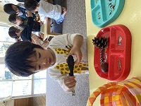 トングで遊ぶ子ども