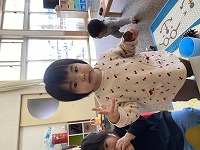 ままごと遊びをしている子ども