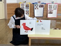 絵本を読んでいる図書館の司書さん