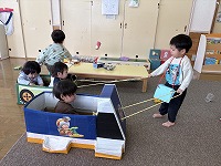 車に乗っている子ども、引っ張っている子ども