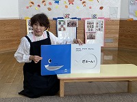 絵本を読んでいる図書館の司書さん