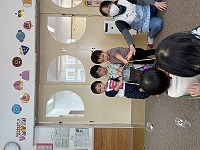 車に乗っている友達を引っ張る男の子