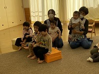 エプロンシアターを見る子ども達