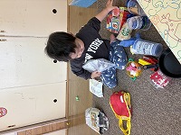 お買い物をしている男の子