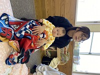 司書さんのお話を聞く親子