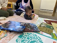 絵本に囲まれている赤ちゃん