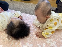 お互いに見合っている赤ちゃん