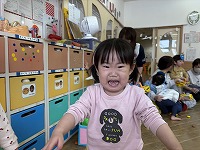 鬼を見て怖がっている子ども