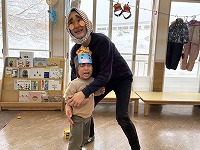 鬼を見て怖がっている子ども