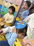 鬼を見て怖がっている子ども