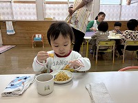節分のおやつを食べている子ども