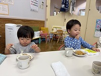 節分のおやつを食べている子ども
